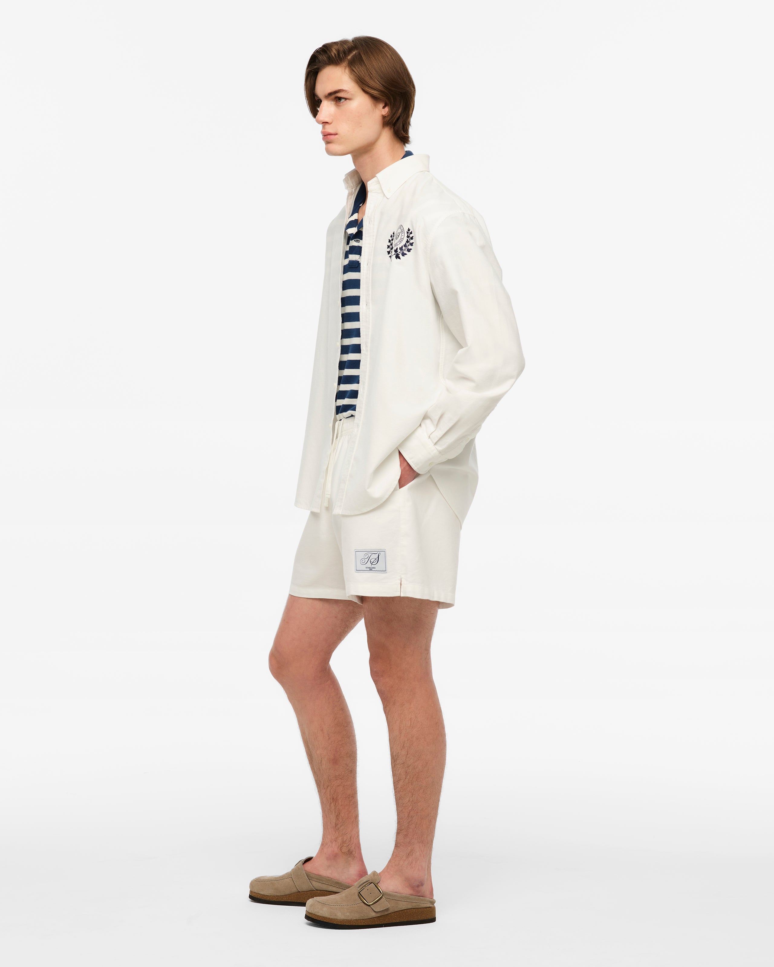 TS Crest White Oxford Shorts L model side